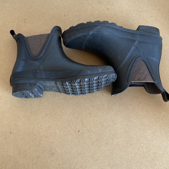 Chaps Womens Rubber Booties. Size 6 - Picture 4 of 8